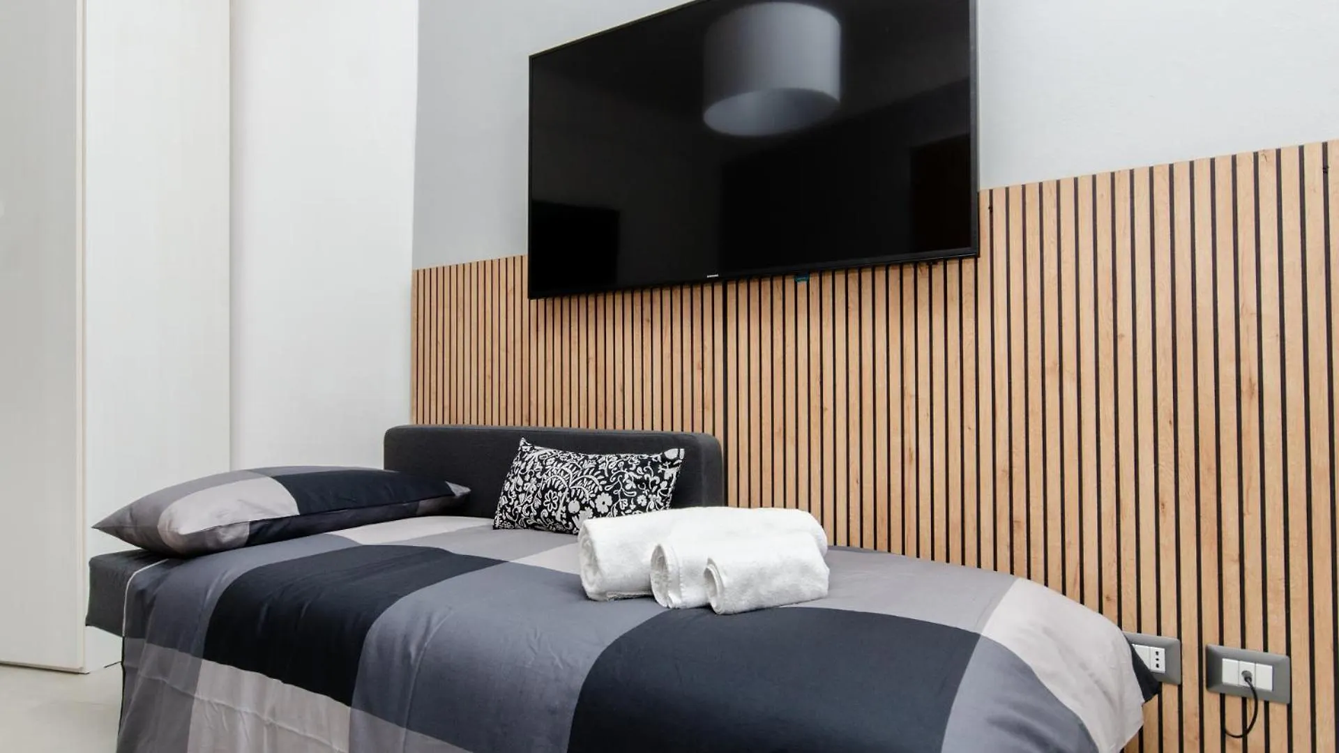 Vivimihome - Navigli-Duomo Maison Fusetti Милан 0*,